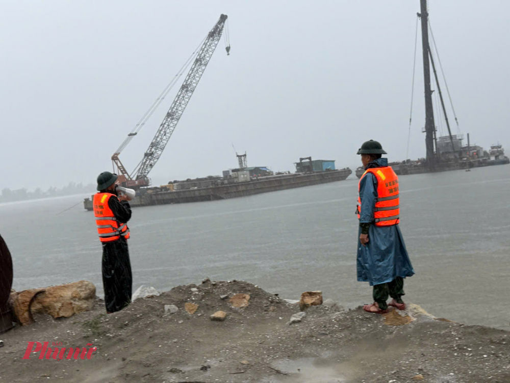 Trong chiều nay 27/10 Đồn Biên phòng cảng Chân Mây tiếp tục kêu gọi ngư dân đang còn trên tàu vào bờ tránh bão