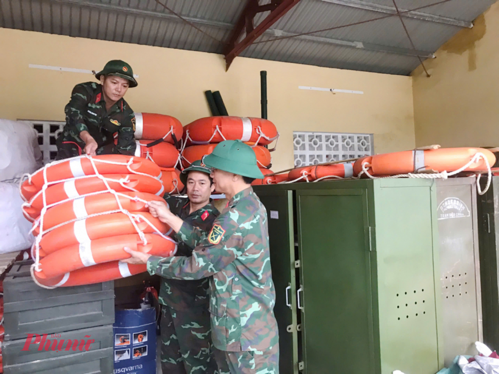  Trong ngày 27/9 lực lượng vụ trang đã phối hợp, thông tin, kêu gọi 8.504 tàu thuyền với 22.733 lao động vào bờ tránh trú bão số 10 