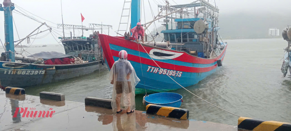 Để đảm bảo an toàn tính mạng và tài sản của bà con, trong sáng nay, cán bộ xã Vinh Lộc cùng lực lượng đồn biên phòng Vinh Hiền đã đến tận bến cảng yêu cầu tất cả bà con đang còn ở trên thuyền vào bờ an toàn