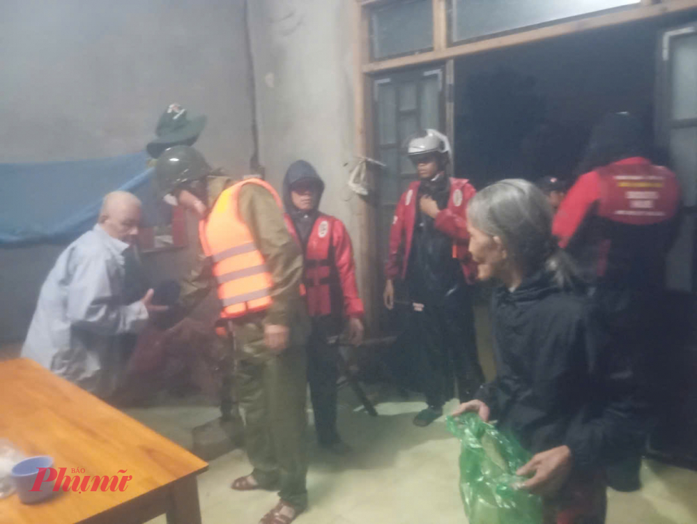 Theo người dân xóm Gióng khu vực này  thấp trũng thấp, hệ thống thoát nước ở đây chưa đảm bảo nên thường xuyên xảy ra ngập úng cục bộ, nước dâng cao từ 1, đến 1,5m khi có mưa lớn