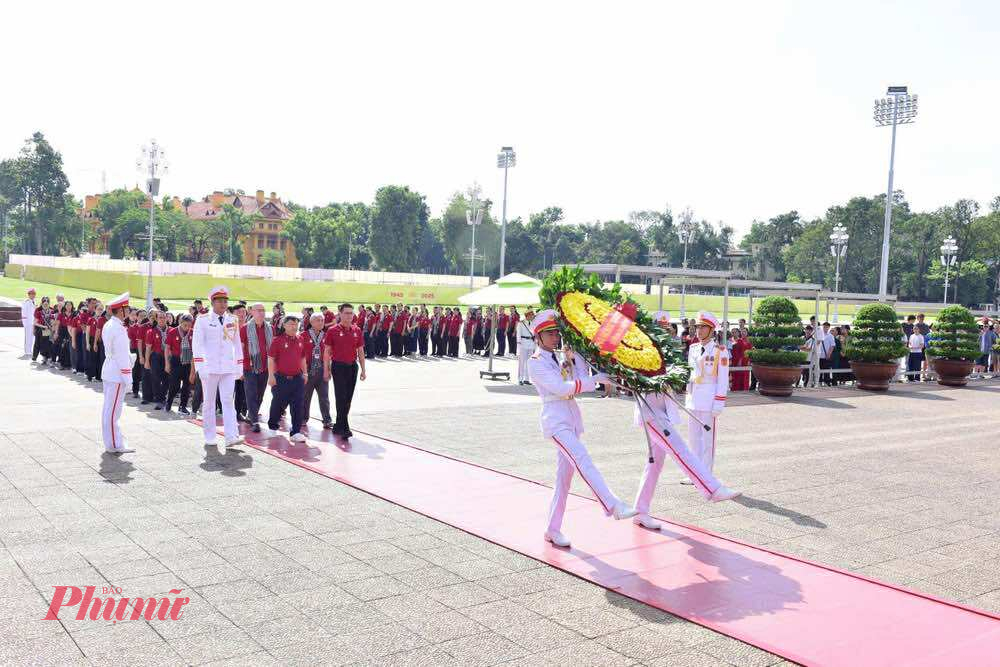 Các chiến  sĩ  Bộ Tư  lệnh Lăng Chủ tịch Hồ Chí Minh hướng dẫn đoàn đại biểu trí thức TPHCM vào lăng viếng Bác. Ảnhh: Minh Thi
