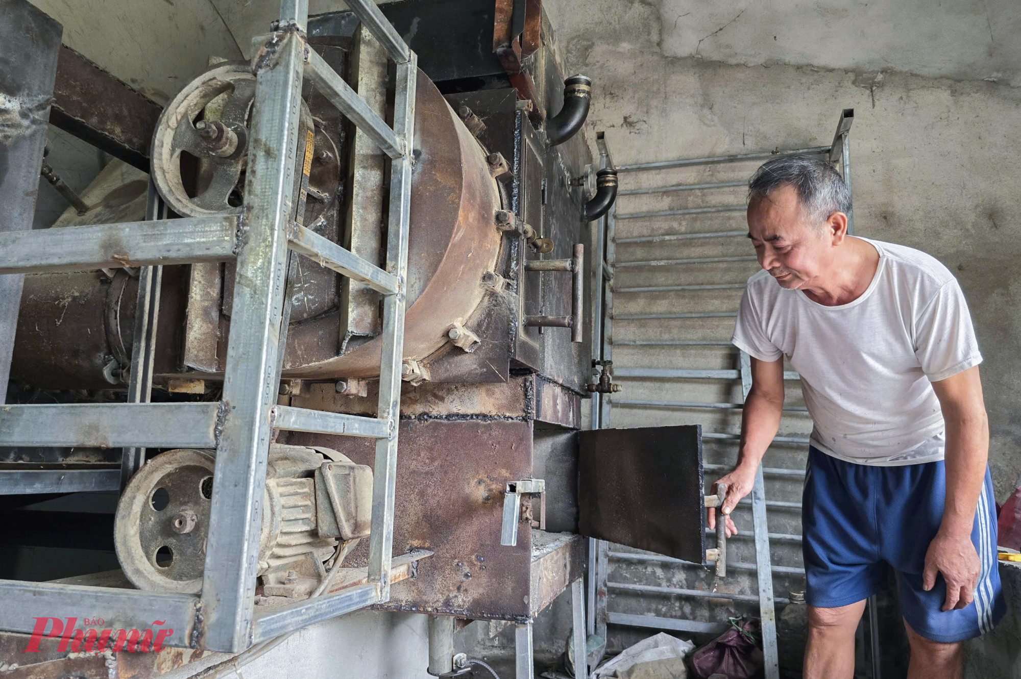 Sau 2 vụ mùa hoạt động hết công suất, ông Nam dự tính sẽ cải tiến lại một số chi tiết để máy sấy hoạt động hiệu quả hơn - Ảnh: Phan Ngọc