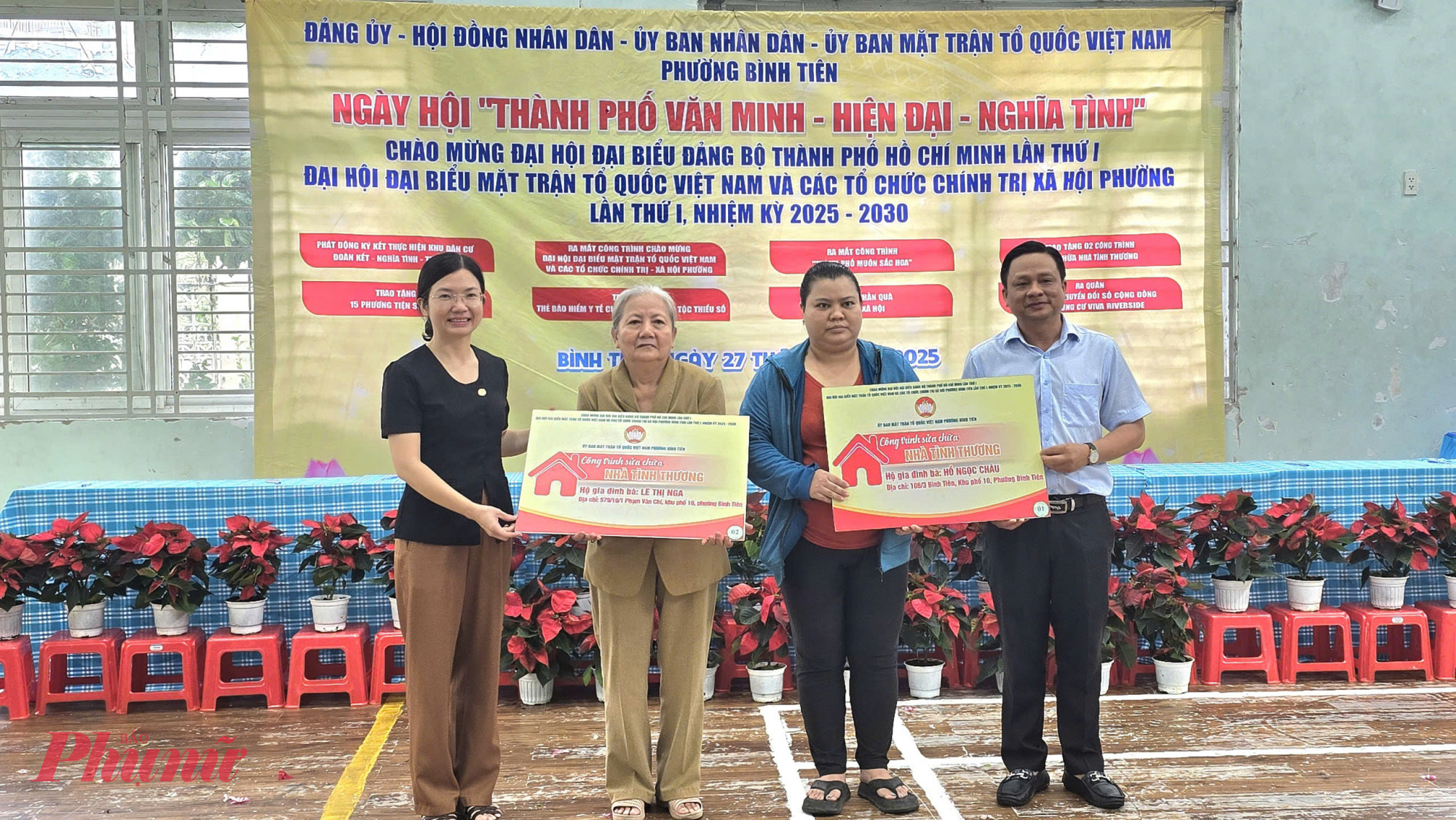 Trao bảng biểu trưng 2 công trình sửa chữa nhà tình thương