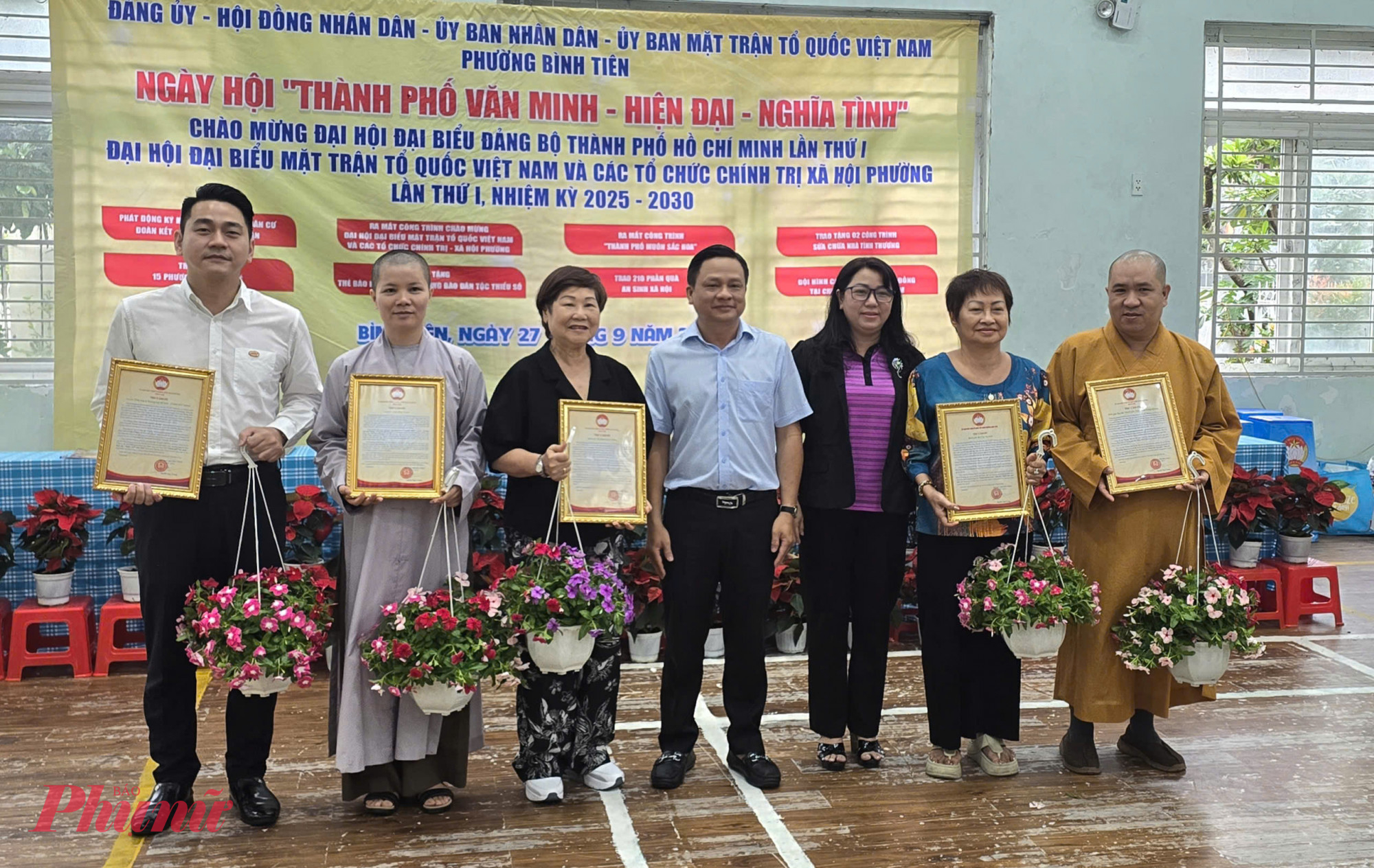 Lãnh đạo phường Bình Tiên trao thư cảm ơn cho các đơn vị, cá nhân đã đồng hành, góp sức cùng phường thực hiện chương trình an sinh 
