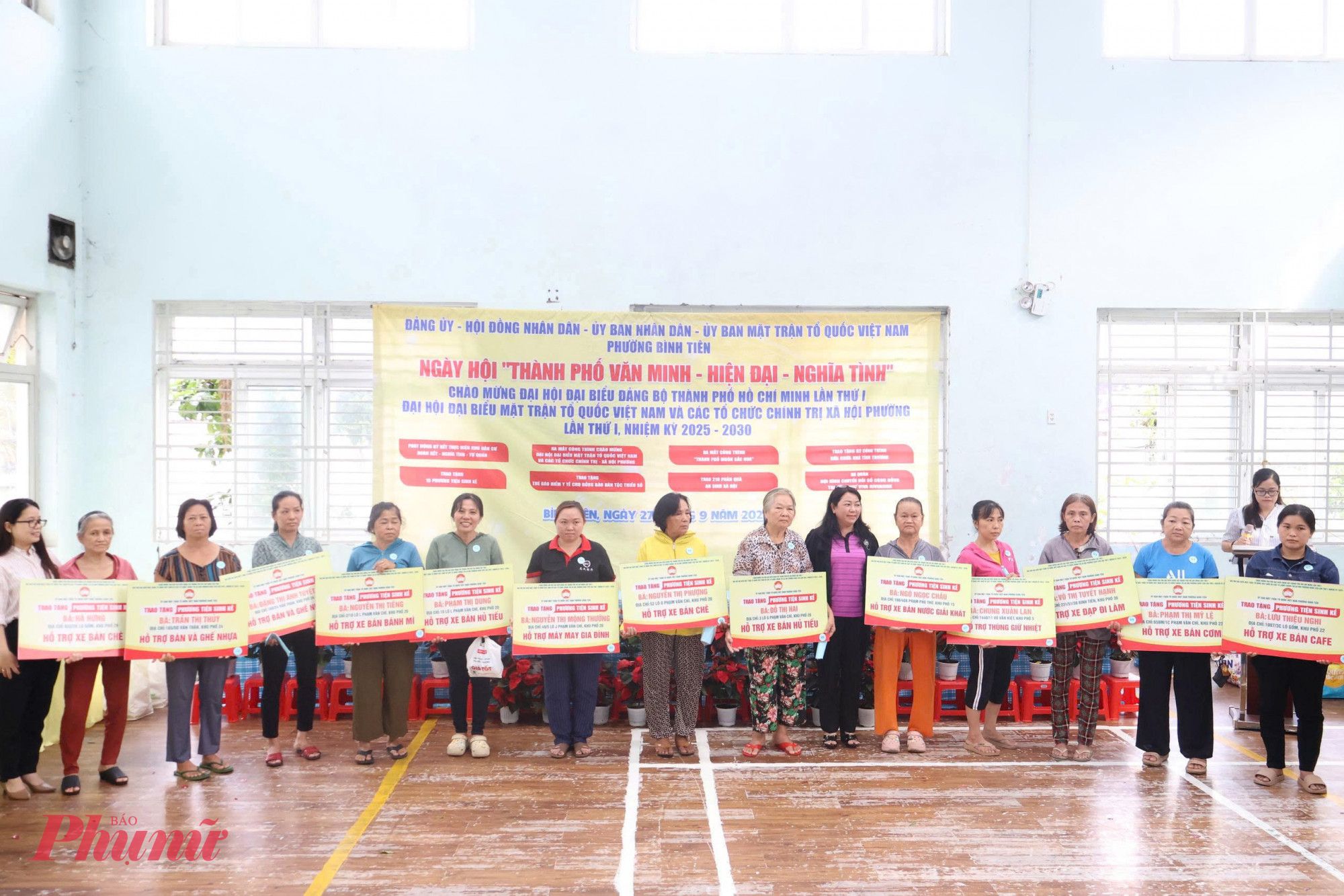 Ban vận động Quỹ Vì người nghèo và Hội LHPN phường tổ chức tặng 15 phương tiện sinh kế