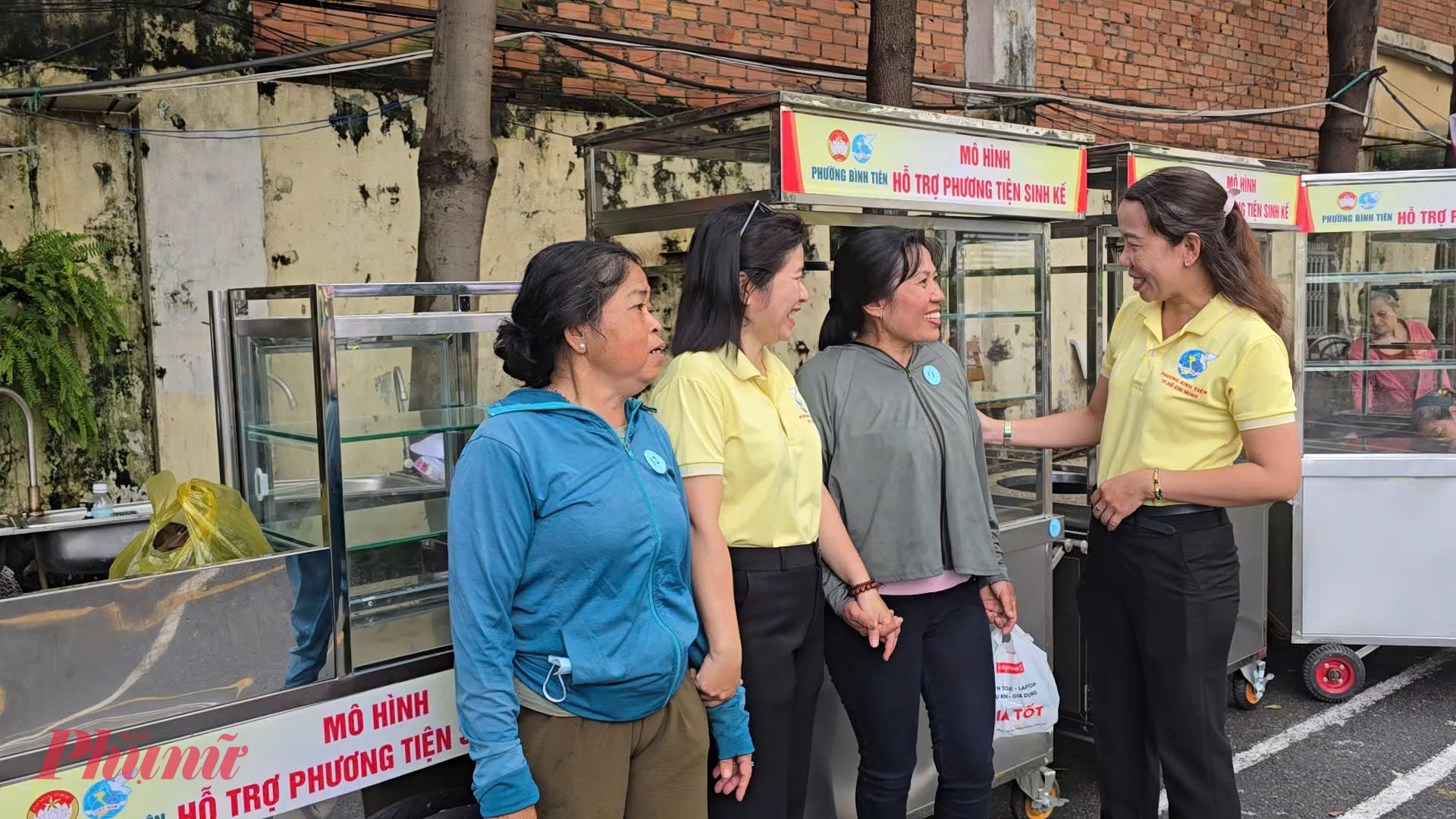 Niềm vui của nhiều chị em khi được tặng phương tiện sinh kế tại ngày hội 