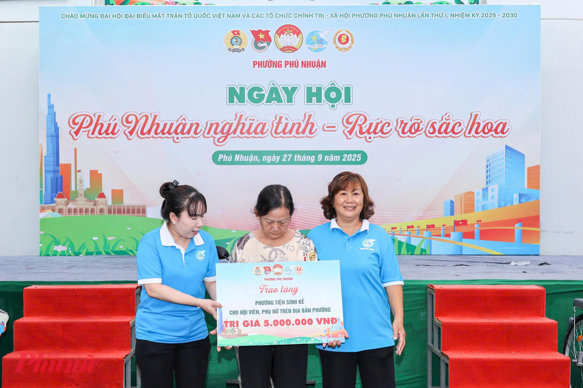 Tại ngày hội, Ban tổ chức cũng trao tặng phương tiện sinh kế cho hội 
