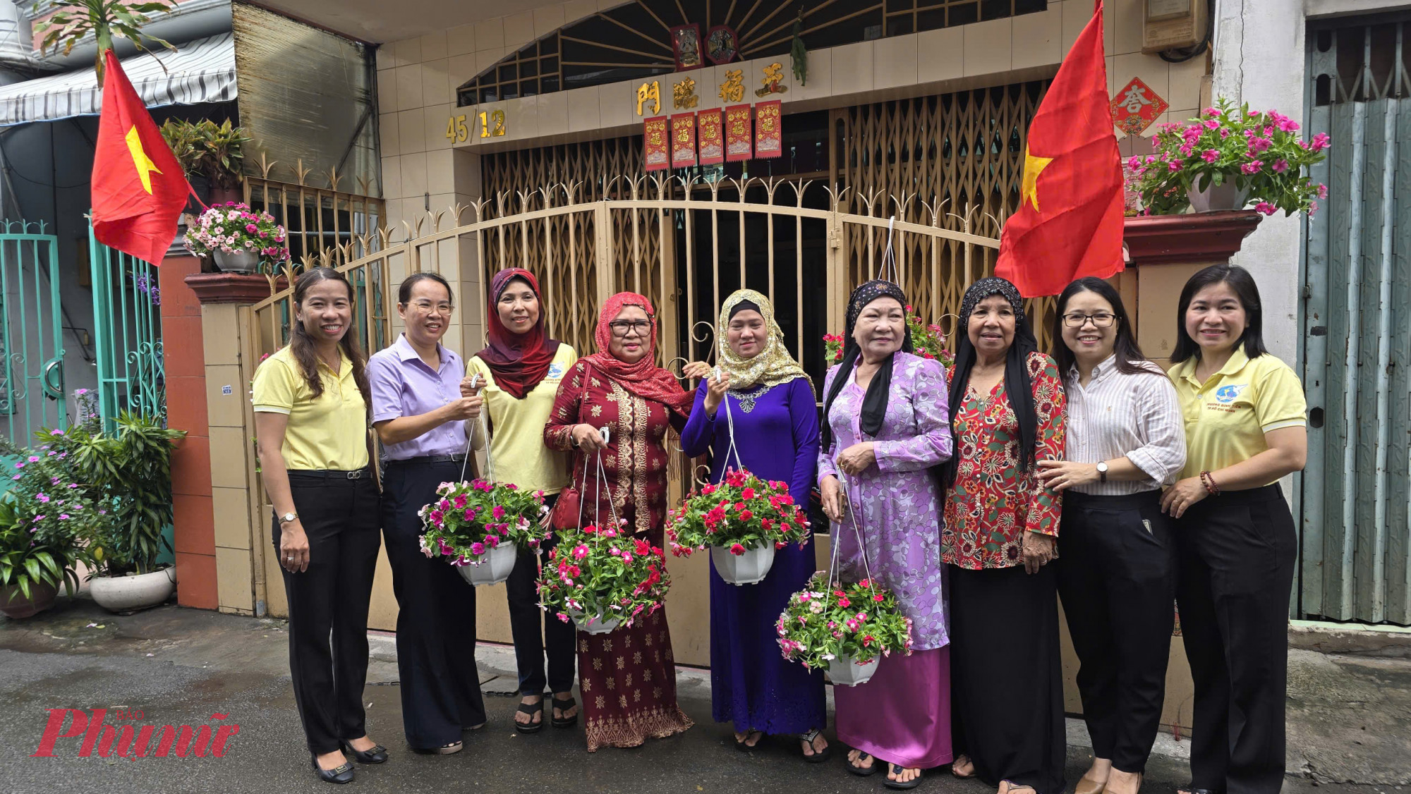 Phụ nữ, phụ nữ các dân tộc cùng tham gia hưởng ứng thực hiện phong trào xây dựng hẻm rực rỡ cờ hoa 