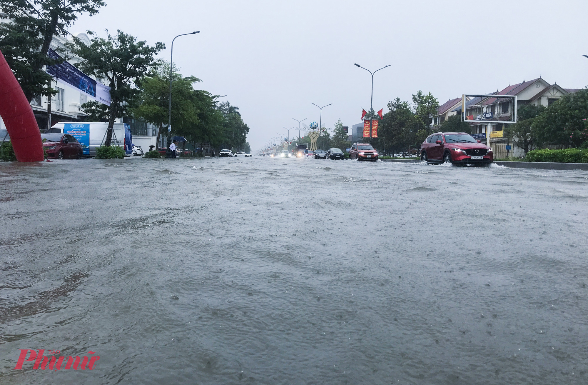 Phần lớn các phương tiện phải bám dọc giải phân cách giữa đường để di chuyển.