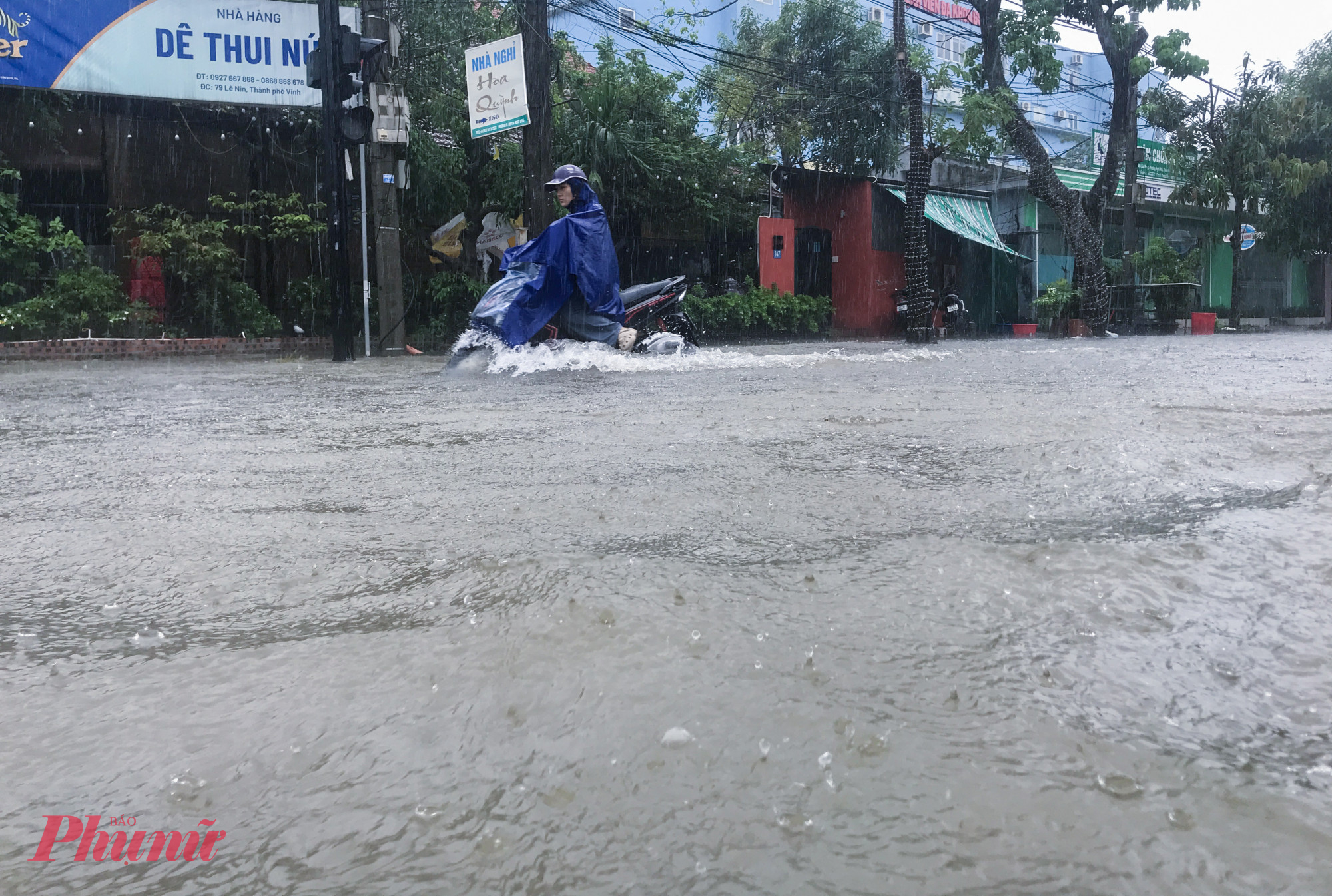 Trên đường Mai Lão Bảng (phường Vinh Phú), nhiều người đi xe máy phải leo lên vỉa hè để tránh chết máy.