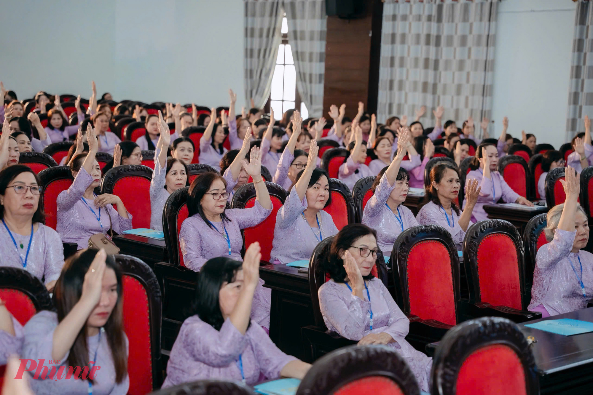 Các đại biểu biểu quyết thông qua Ban Chấp hành Hội LHPN phường Phú Xuân gồm 50 đồng chí
