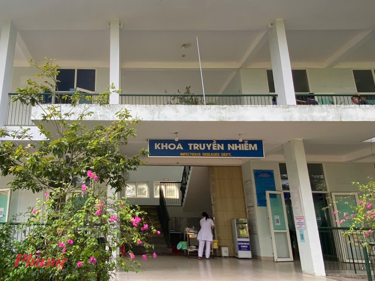 Sau khi nhập viện, những bệnh nhân ăn bánh mỳ nghi ngộ độc thức ăn được điều trị tại khoa truyền nhiễm tại Trung tâm Y tế Phú Vang.