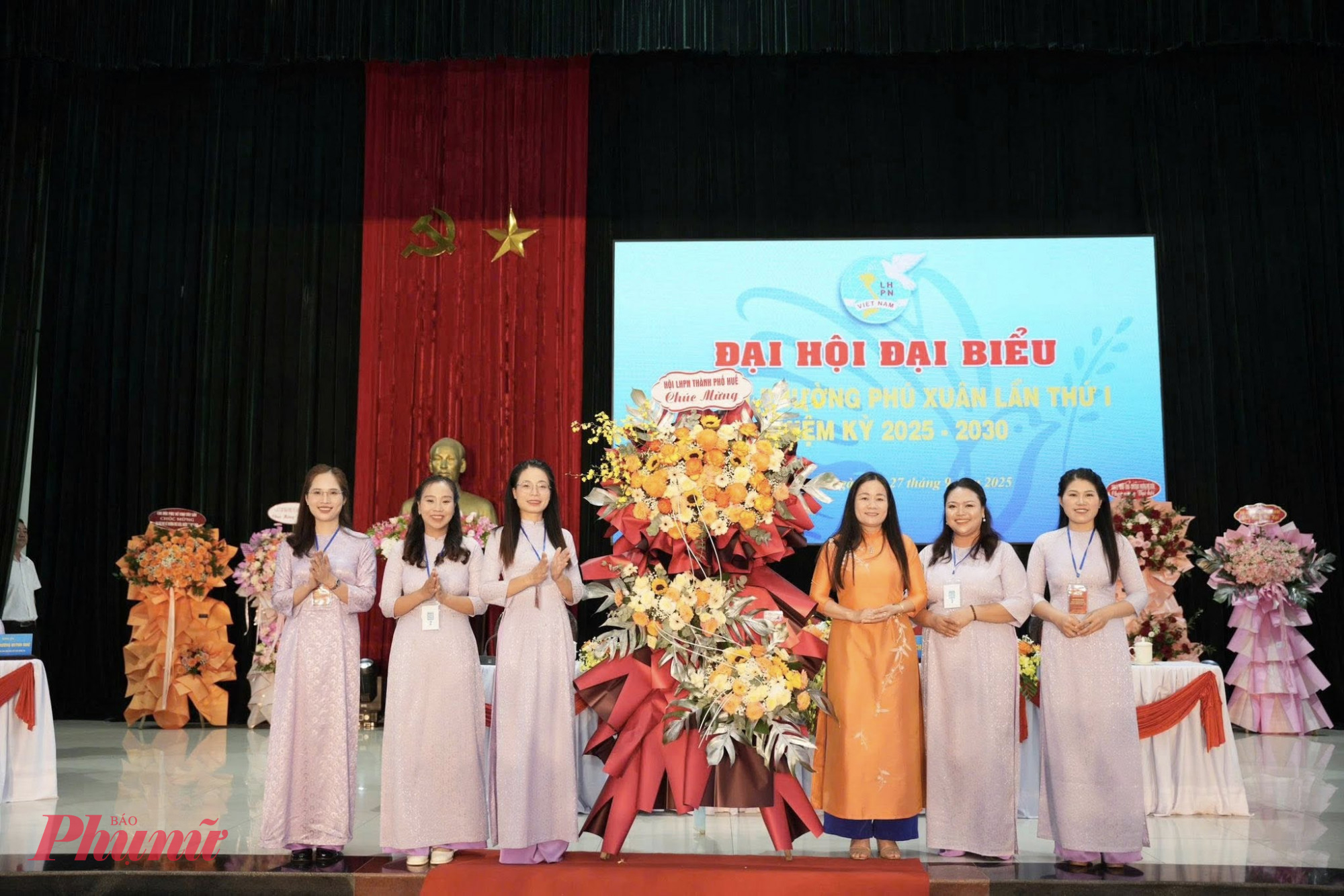 đồng chí Trần Thị Kim Loan - Thành ủy viên, Phó Chủ tịch MTTQ Việt Nam TP Huế, Chủ tịch Hội LHPN  TP Huế tặng hoa chức mừng đại hội