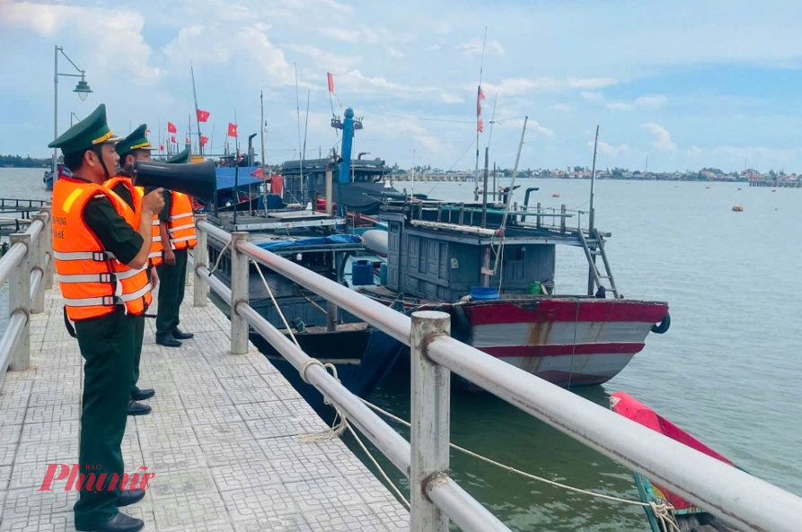 Đồn biên phòng Cửa khẩu Cảng Thuận An (TP Huế) kêu gọi tàu thuyền vào  cảng Thuận An tránh trú bão