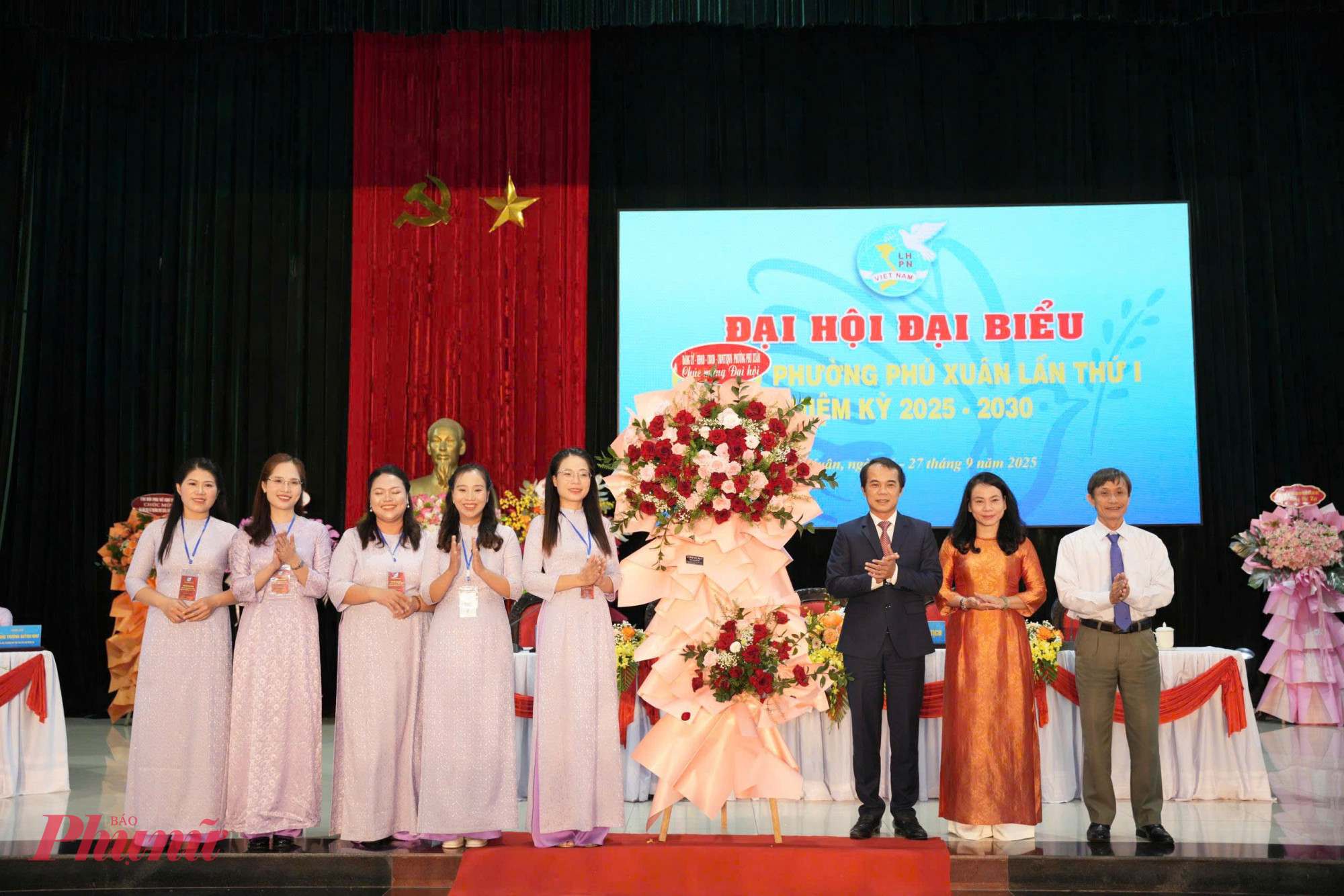 Ông Võ Lê Nhật – Thành uỷ viên, Bí thư Đảng uỷ, Chủ tịch HĐND phường Phú Xuân tặng hoa chức mừng