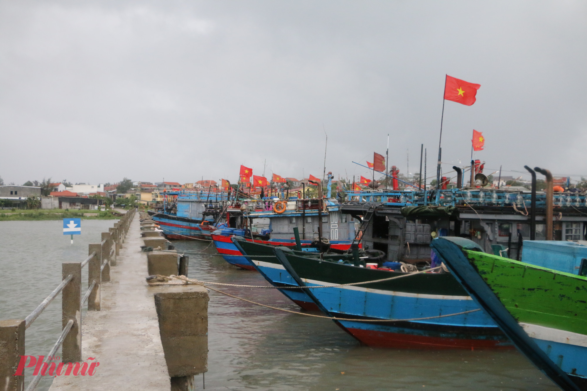 Tàu thuyền vào tránh trú bão tại ai thuyền  Phú Hải (phường Thuận An, TP Huế)
