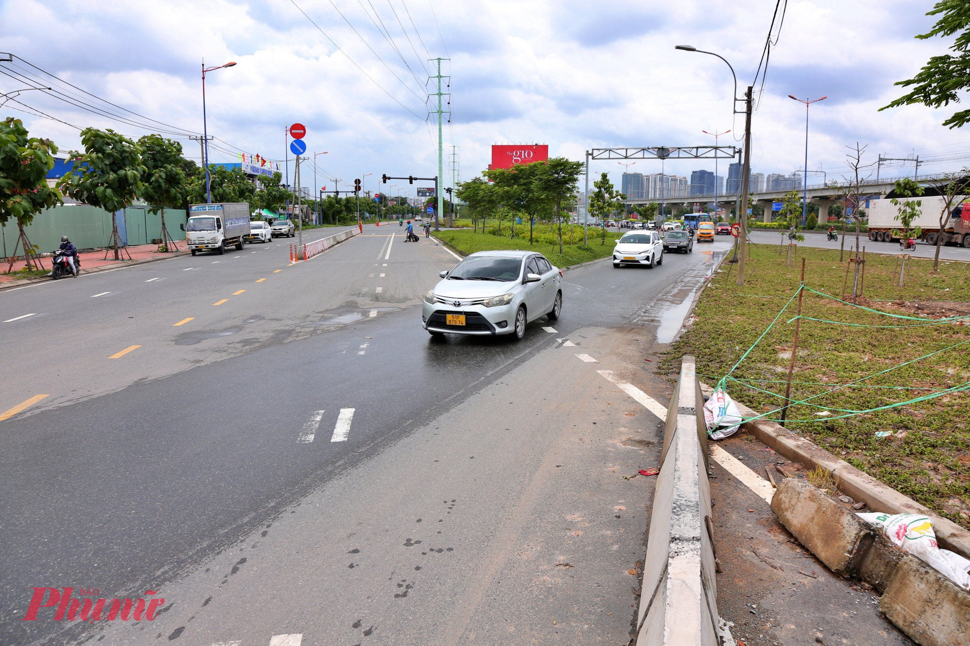 Anh Nguyễn Thanh Hoàng (ngụ phường Phước Long) bức xúc: “Con đường song hành làm xong mà không cho chạy thì lãng phí quá. Giờ cao điểm, xe container, xe máy chen chúc nhau trên một đoạn ngắn rất nguy hiểm. Nếu mở thêm tuyến này thì tình trạng kẹt xe trên tuyến Võ Nguyên Giáp và Nam Hòa chắc chắn sẽ giảm hẳn”.