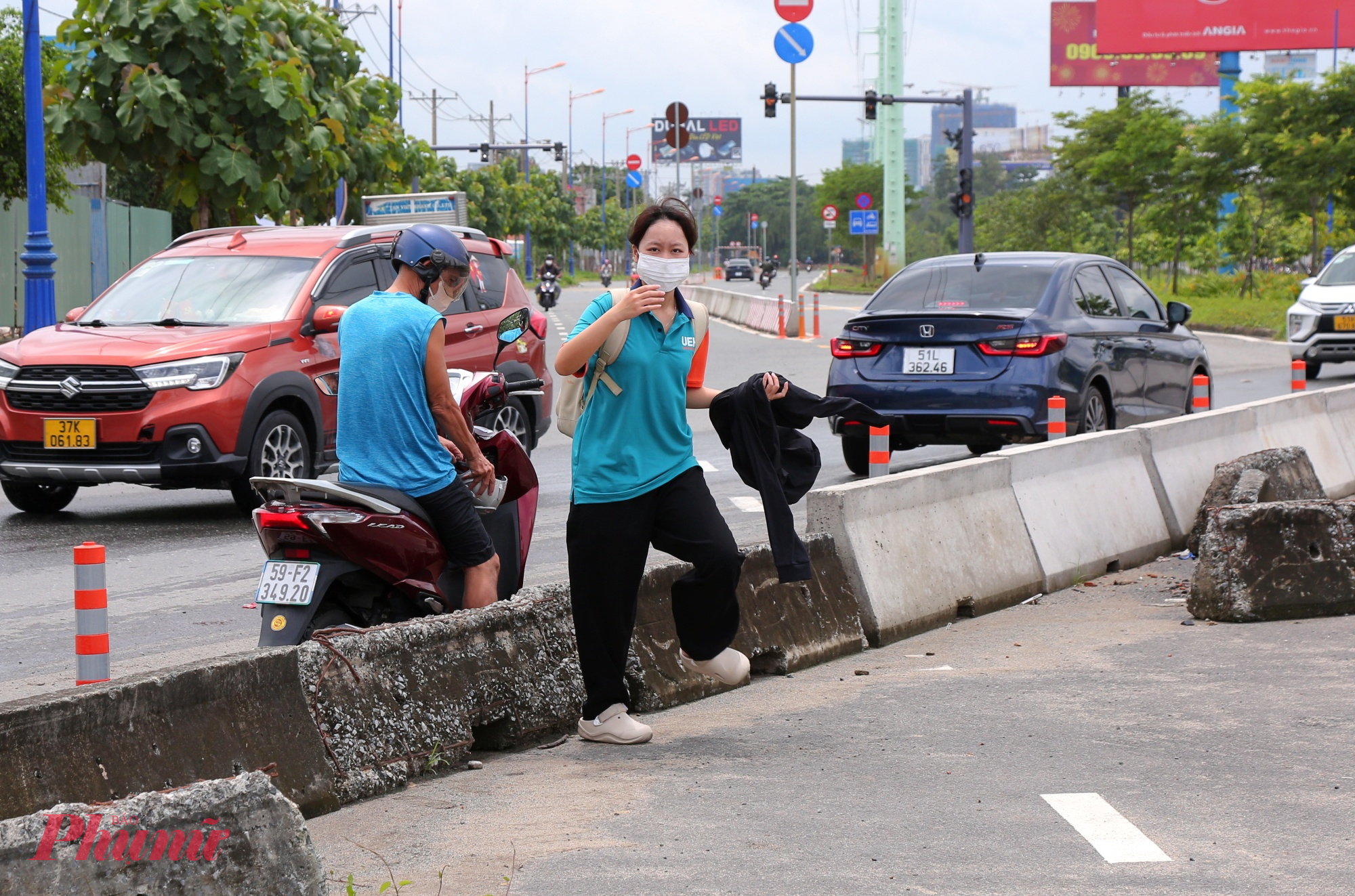 Do đường chưa thể cho xe chạy, học sinh đi học bằng metro phải đến đầu đường trước rào chắn rồi đi bộ đến cầu đi bộ