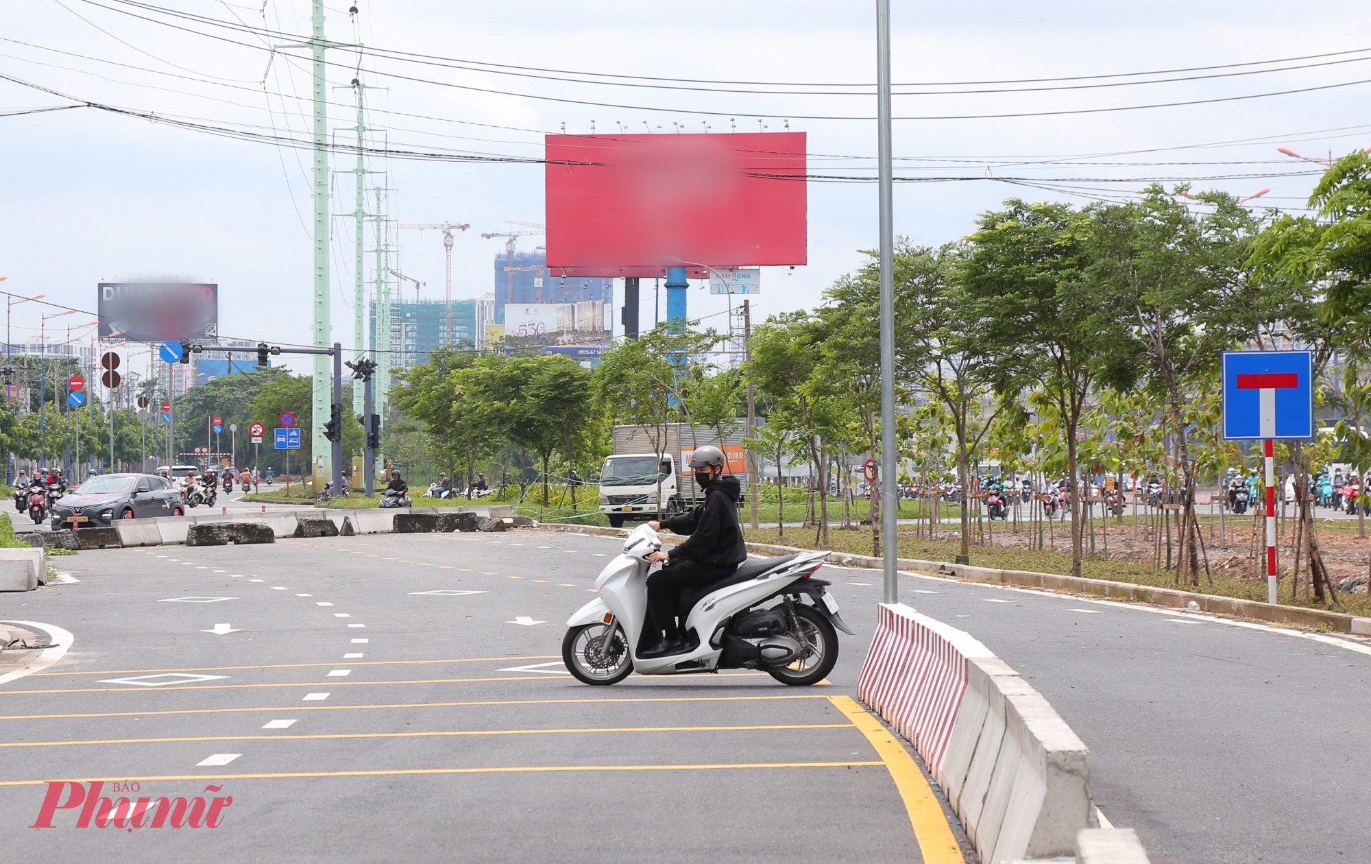 Người dân sau khi chở người thân đến cầu bộ hành để đi metro rồi phải quay xe do tuyến đường chưa thể thông suốt. 