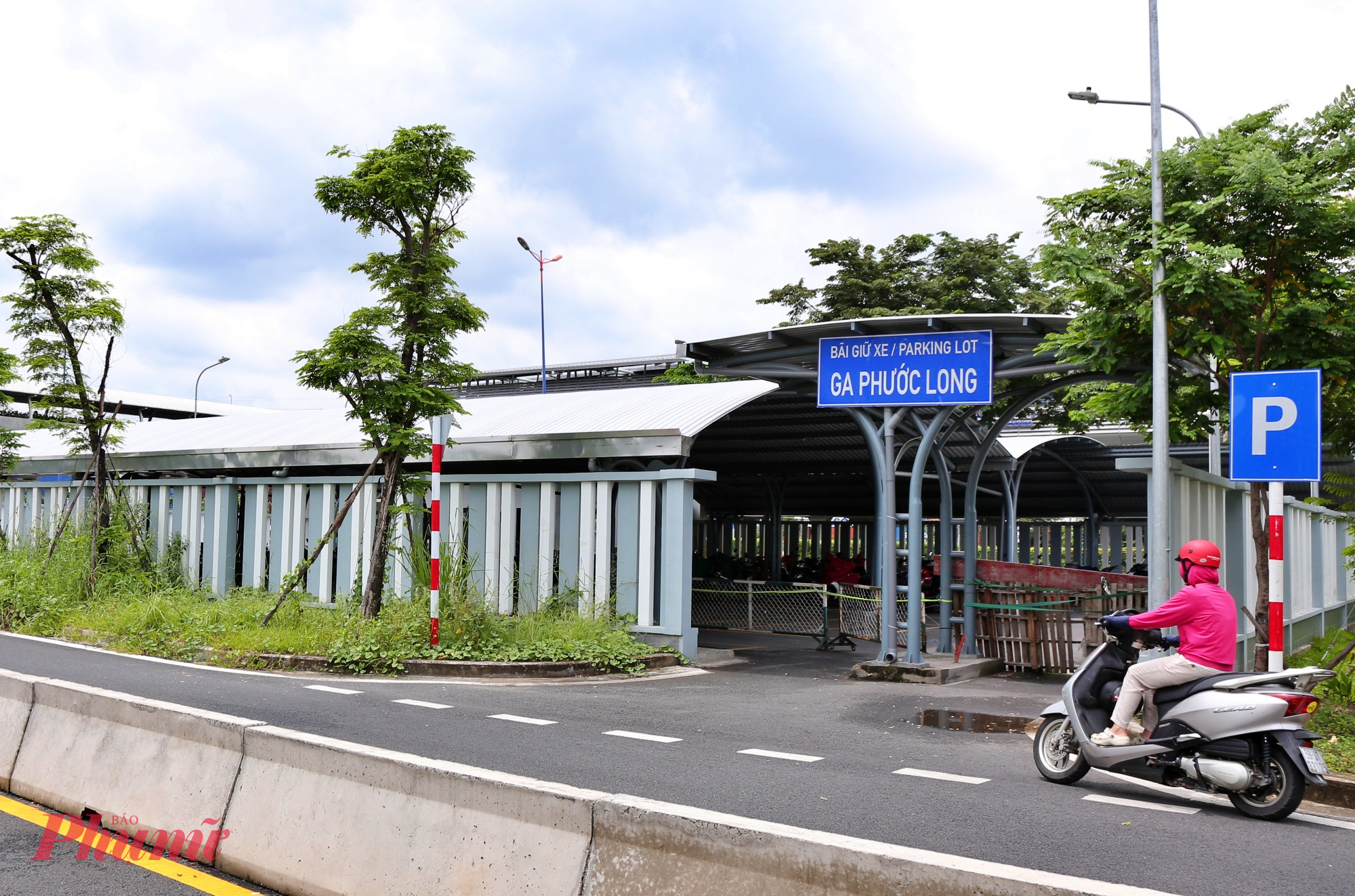 tuyến đường song hành này cũng kết nối trực tiếp với cầu đi bộ ga Phước Long (metro Bến Thành – Suối Tiên), giúp người dân di chuyển thuận tiện hơn trong việc đi metro để đi làm, đi học. 