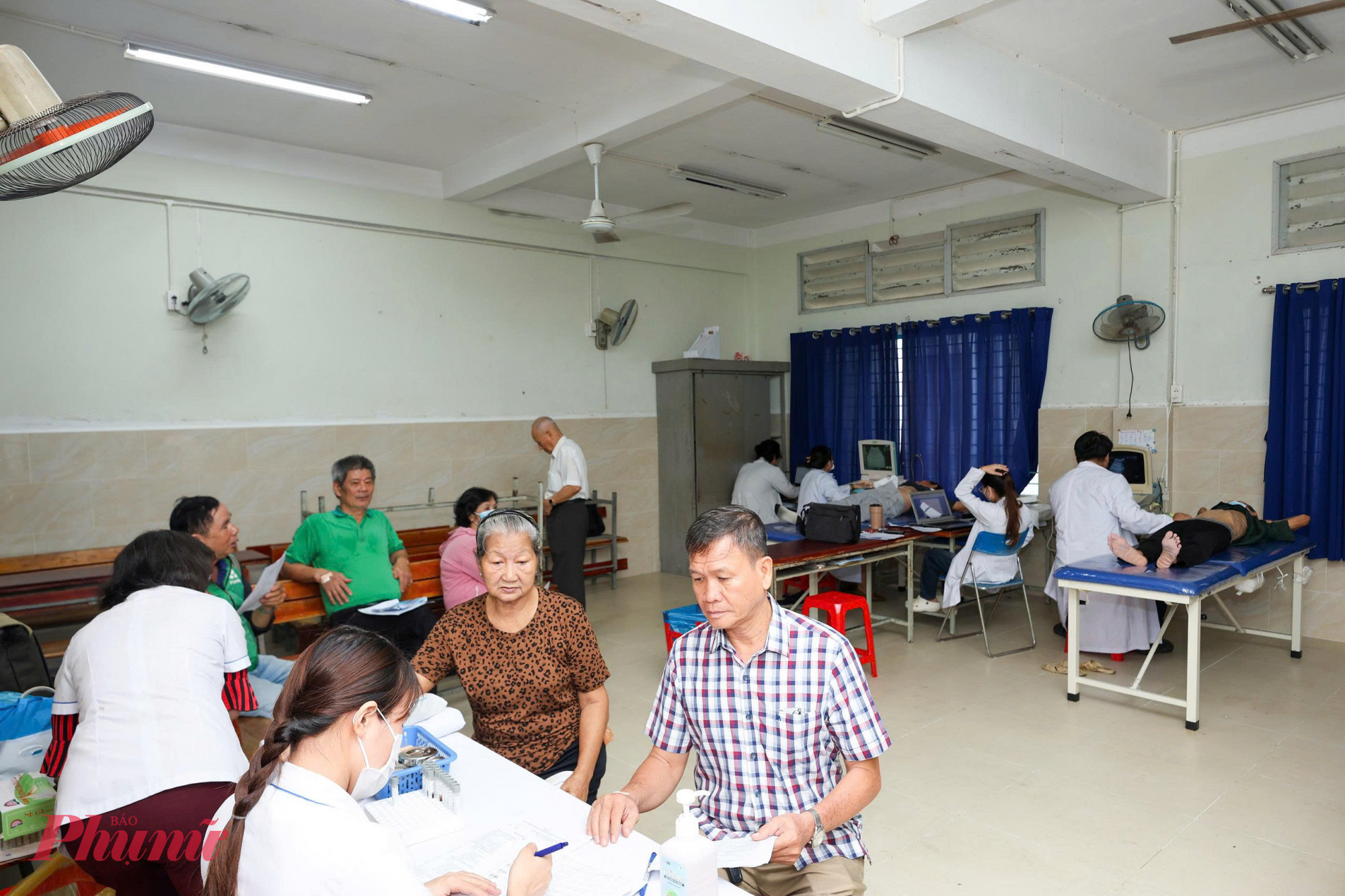 Trạm y tế phường, phòng khám Hợp Nhân, Viện y dược học dân tộc TPHCM khám bệnh, phát thuốc miễn phí, chăm sóc sứ khỏe cho người dân trên địa bàntổ chức 