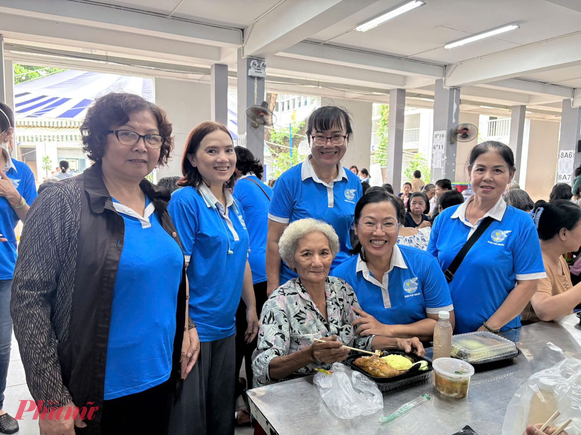 Ban tổ chức ngày hội ổ chức “Bữa cơm Đoàn kết – Nghĩa tình”: * Thực hiện bữa cơm đầy đủ dinh dưỡng cho 100 cụ già neo đơn
