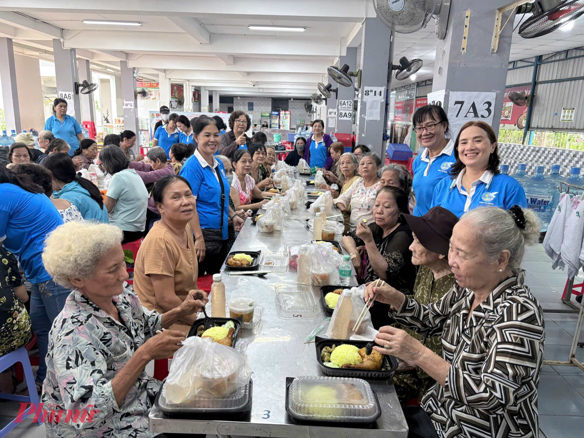 Bữa cơm Đoàn kết – Nghĩa tình đã tổ chức bữa cơm đầy đủ dinh dưỡng cho 100 cụ già neo đơn