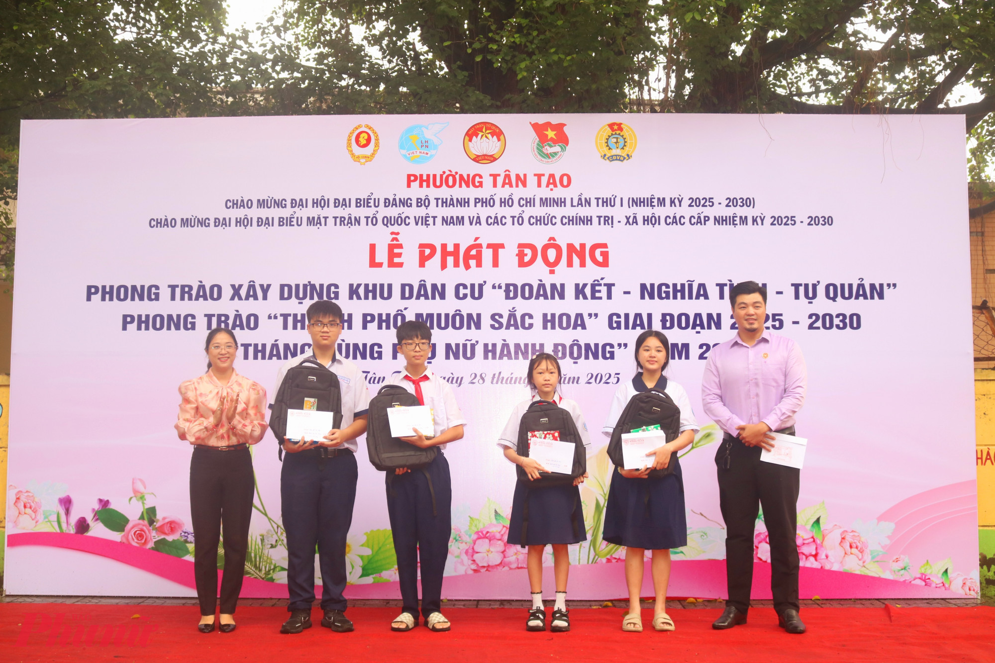 Nhằm tiếp sức các em học sinh có hoàn cảnh khó khăn, ban tổ chức trao 5 suất học bổng, mỗi suất gồm 1,2 triệu đồng tiền mặt và tập, ba lô đi học - Ảnh: Thảo Nguyên