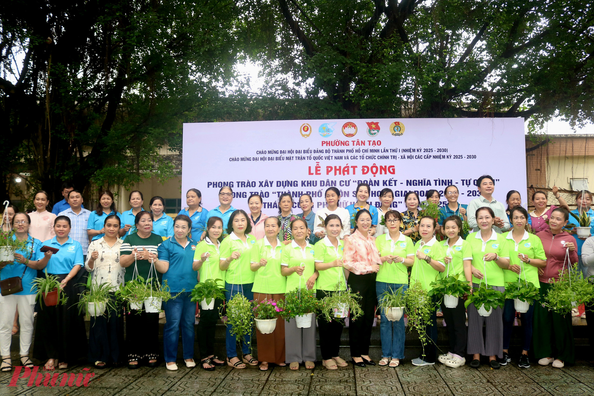 Hội LHPN phường Tân Tạo tặng các chậu cây, chậu hoa đến 57 chi hội trên địa bàn nhằm lan toả tinh thần cùng hành động vì môi trường và “Thành phố muôn sắc hoa” - Ảnh: Thảo Nguyên