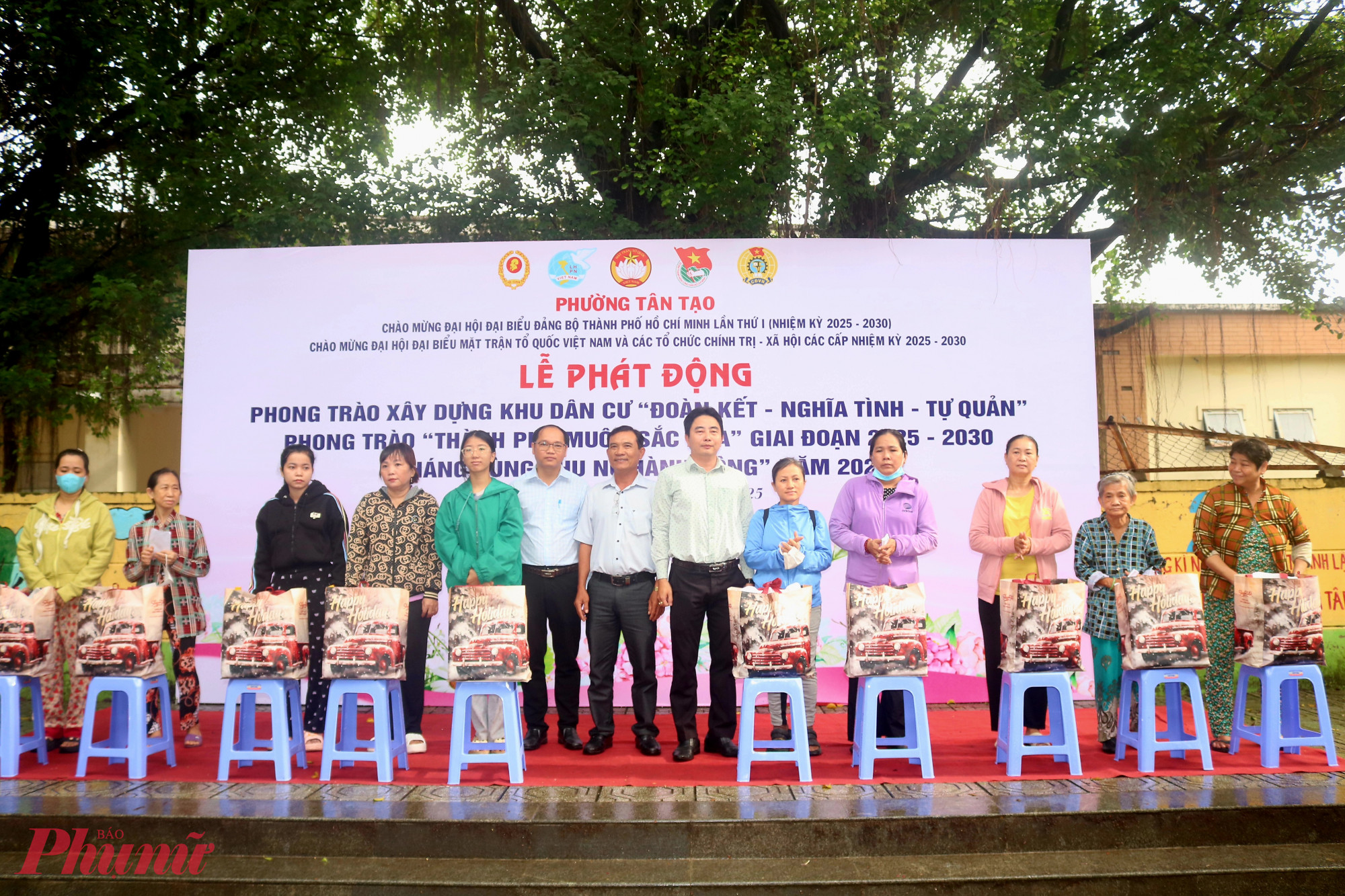 Tại lễ phát động, ban tổ chức đã tặng 100 phần quà, mỗi phần trị giá 500.000 đồng đến chị em hội viên phụ nữ, công nhân lao động - Ảnh: Thảo Nguyên