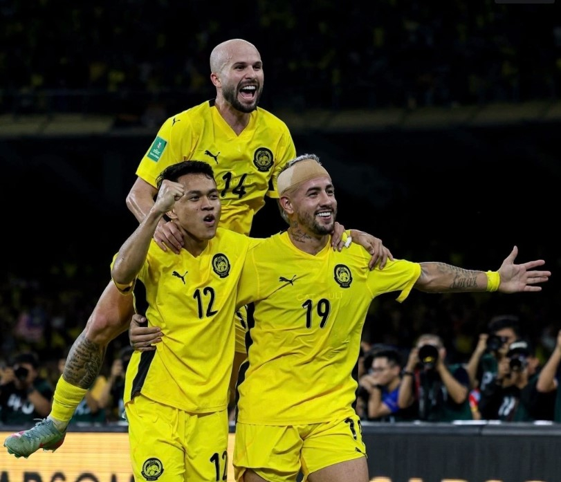 Joao Figueireido (số 14) và Rodrigo Holgado (số 19), 2 trong 7 cầu thủ nhập tịch trong trận Malaysia thắng Việt Nam 4-0 ở lượt hai bảng F vòng loại cuối Asian Cup 2027, trên sân Bukit Jalil, Malaysia ngày 10.6.2025 (ảnh NST, Malaysia)