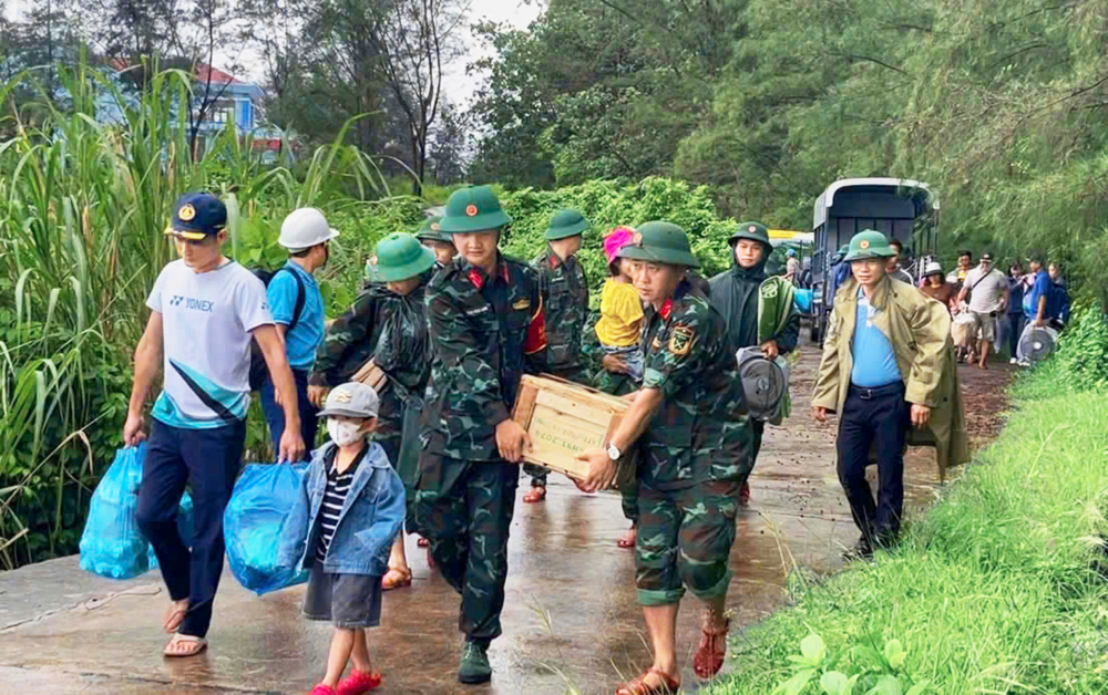Cán bộ chiến sĩ bộ đội biên phòng hỗ trợ dân, cán bộ ở đặc khu Cồn Cỏ, tỉnh Quảng Trị vào nơi tránh bão số 10 an toàn ẢNH: THUẬN HÓA