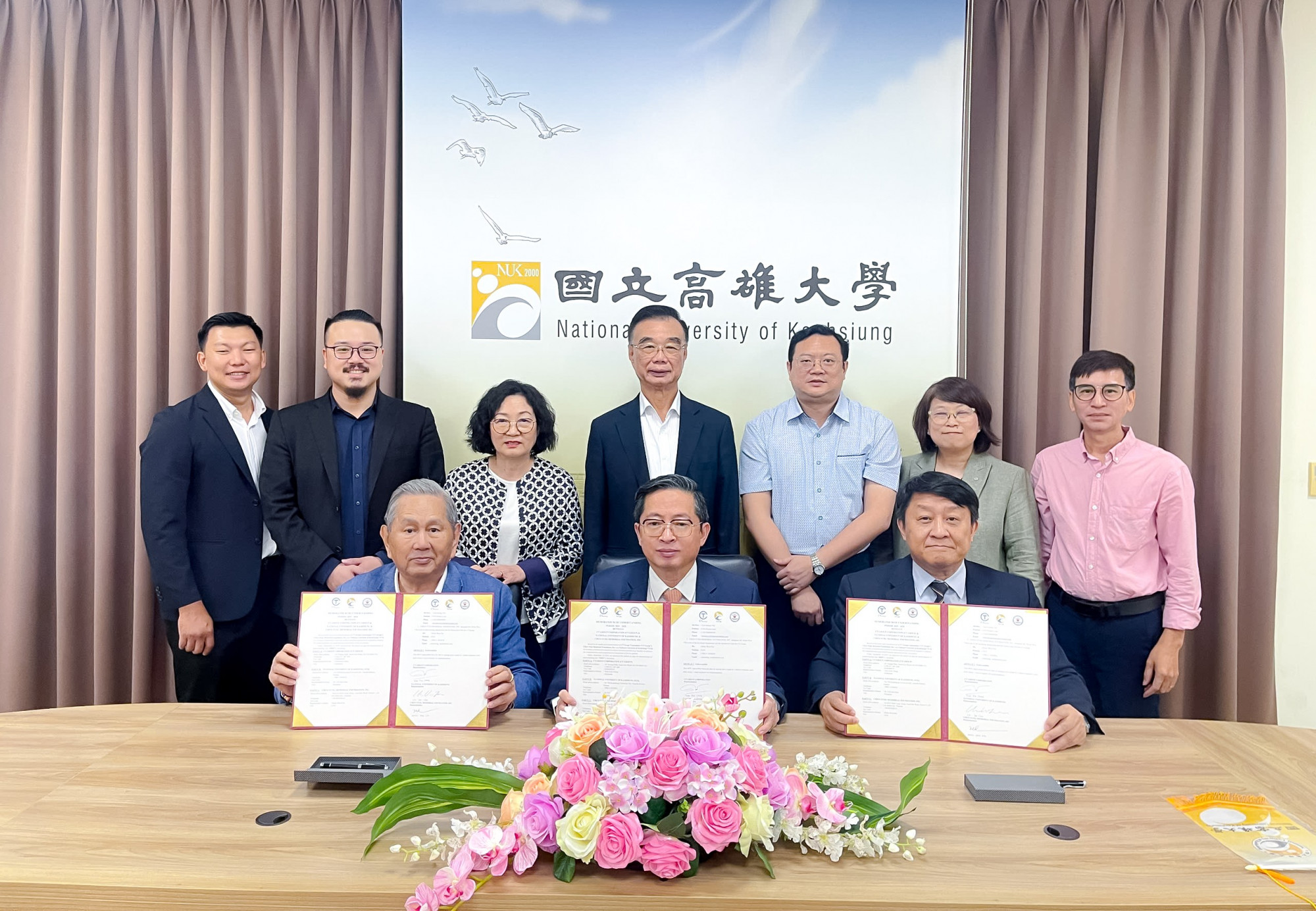Ký kết hợp tác 3 bên giữa ông Hsien Wen Chu - CEO Quỹ từ thiện Chen Yung Việt Nam, ông Trần Kim Chung - Chủ tịch CT Group và GS Chi-Jen Chen - Hiệu trưởng NUK (từ trái qua) - Ảnh: CT Group