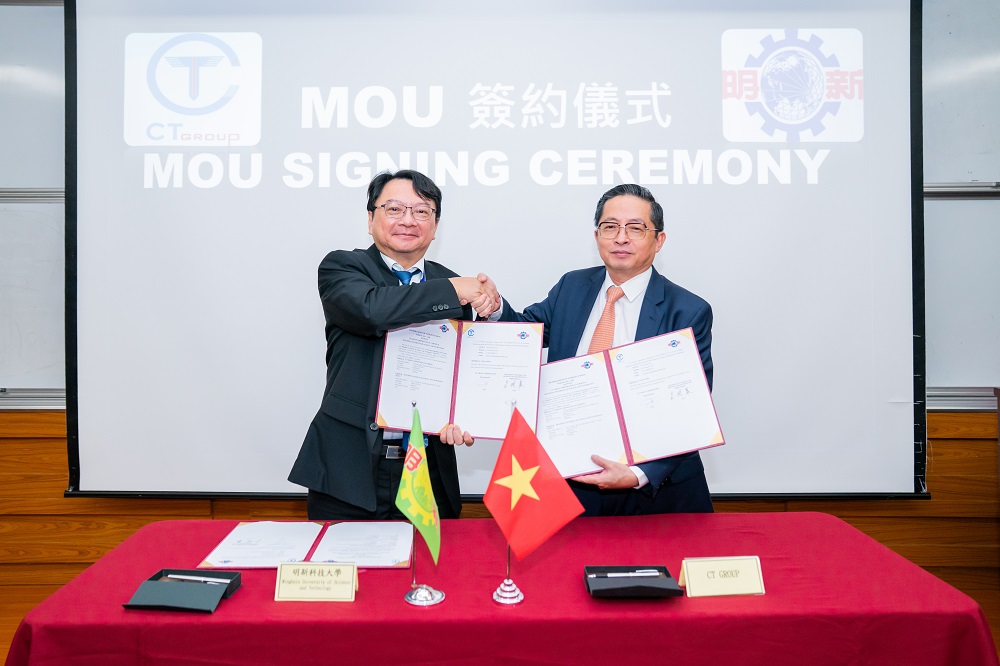 GS Lu Ming-Feng - Hiệu trưởng MUST (trái) ký biên bản ghi nhớ hợp tác với ông Trần Kim Chung - Chủ tịch CT Group (phải) - Ảnh: CT Group