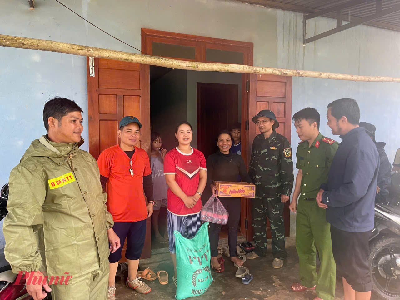 Hỗ trợ người dân nhu yếu phẩm