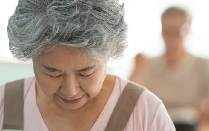 Mẹ buồn vì con bắt kiêng khem đủ thứ. (Hình mình hoạ)