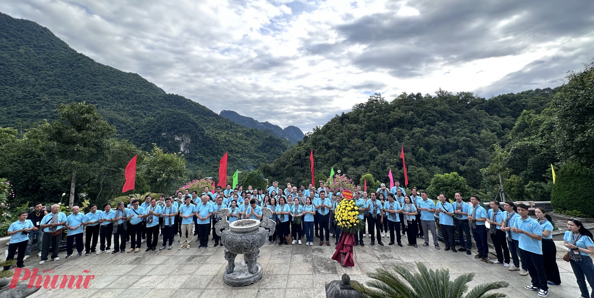Đoàn đại biểu trí thức TPHCM dâng hương tại Đoàn đại biểu trí thức dâng hương ở Nhà tưởng niệm Chủ tịch Hồ Chí Minh ( Pác Bó, Cao Bằng)