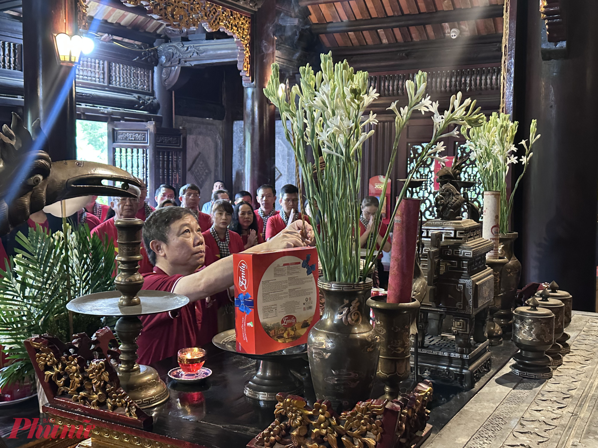 Đồng chí Dương Anh Đức - Uỷ Viên Ban Thường vụ, Trưởng Ban Tuyên giáo và Dân vận Thành uỷ TPHCM thắp hương bàn thờ Chủ tịch Hồ Chí Minh