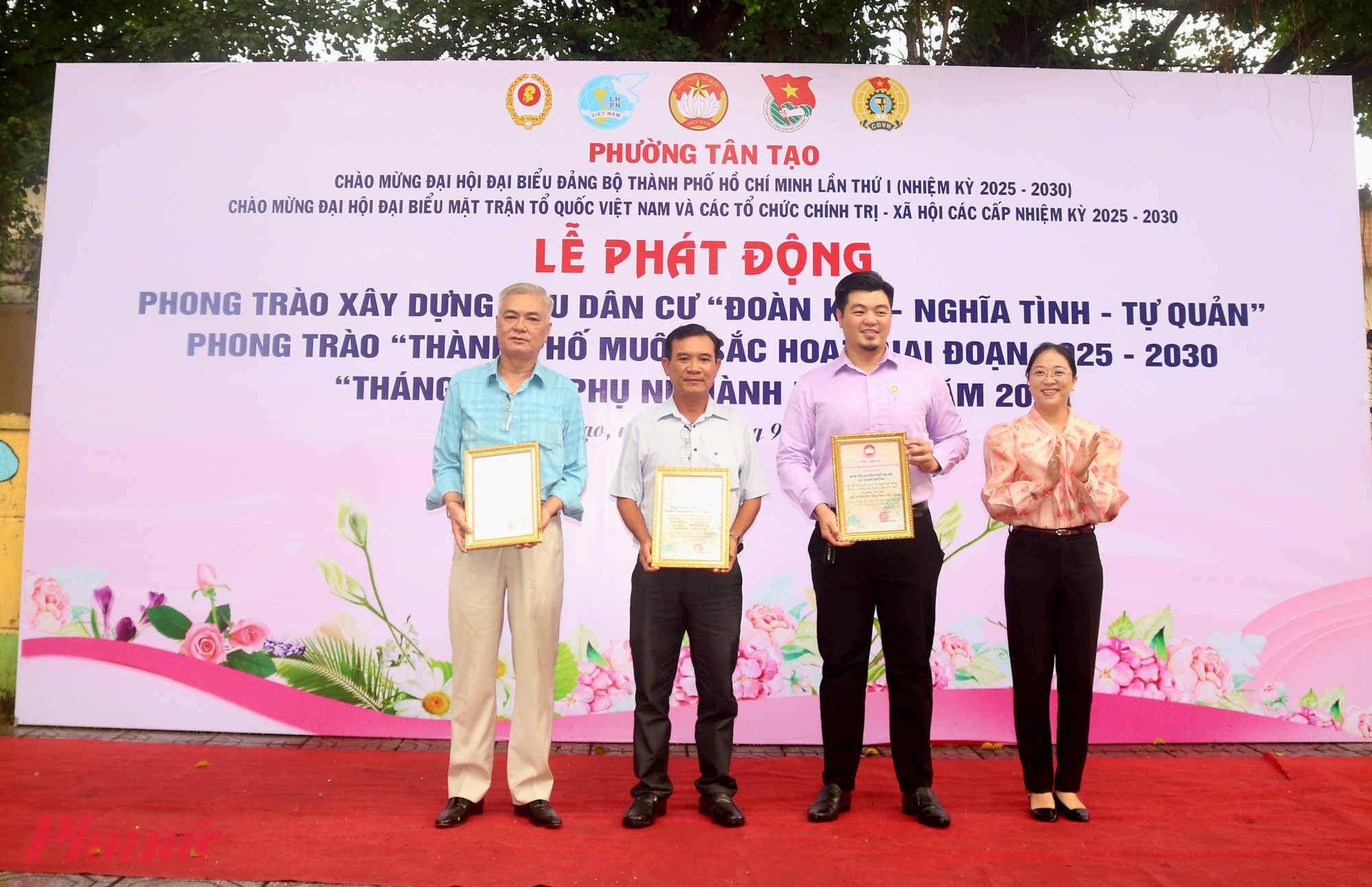 Ban tổ chức trao thư cảm ơn các nhà hảo tâm đã đồng hành thực hiện hoạt động chăm lo tại lễ phát động - Ảnh: Thảo Nguyên