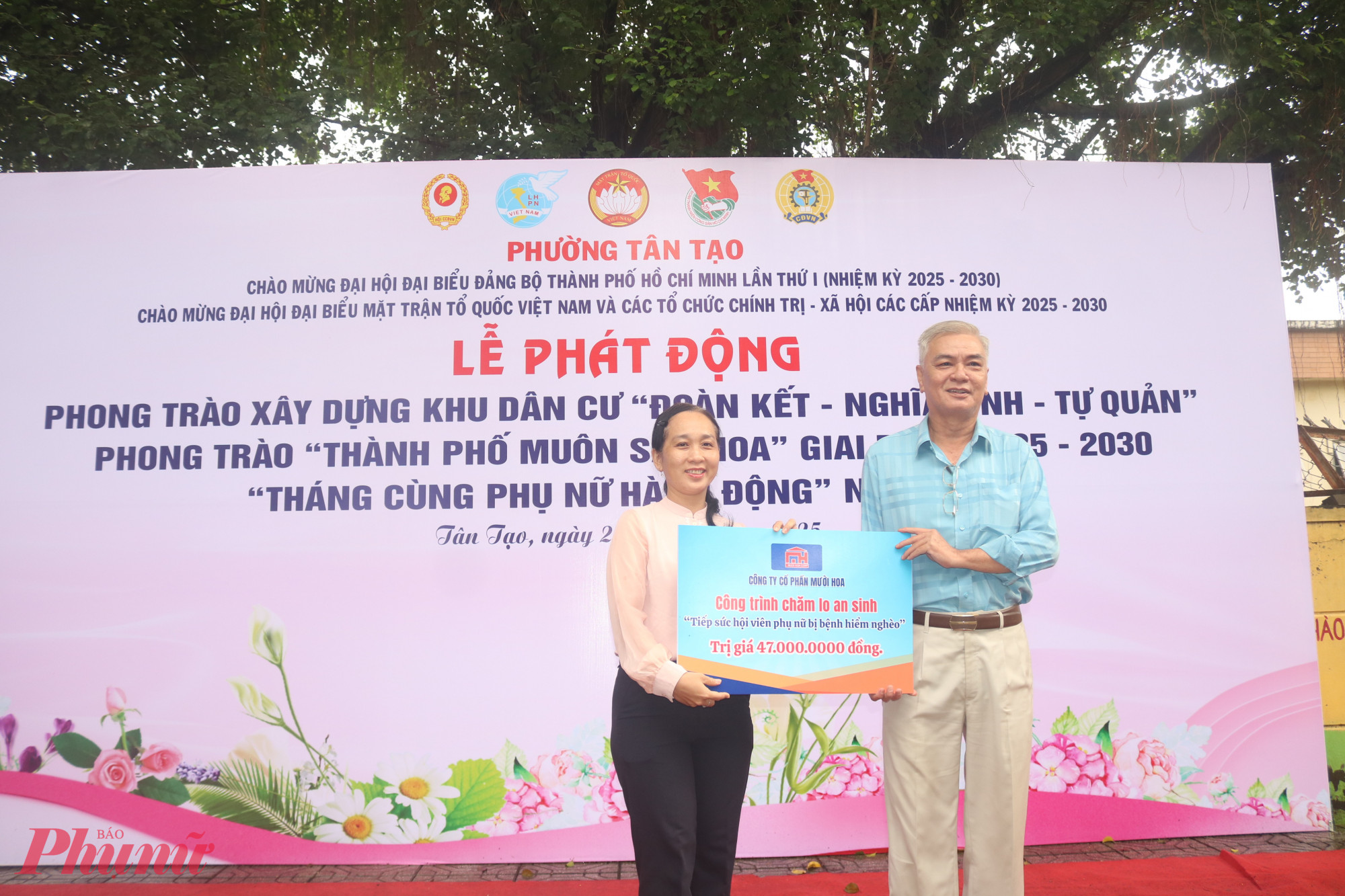 Bà Đinh Thị Hồng Hạnh – Phó chủ tịch Ủy ban MTTQ, Chủ tịch Hội LHPN phường Tân Tạo – nhận bảng tượng trưng kinh phí ủng hộ chương trình an sinh “Tiếp sức hội viên phụ nữ bị bệnh hiểm nghèo” từ ông Trương Quang Phụng - Ảnh: Thảo Nguyên