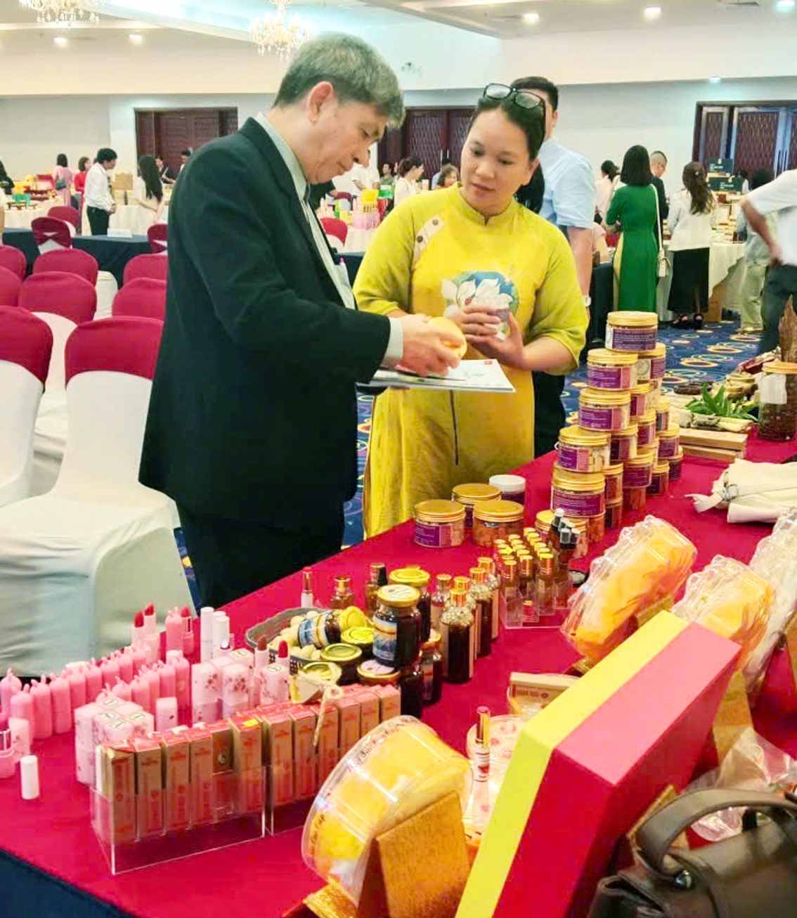 Chị Trần Thị Thành (bên phải) giới thiệu cho khách hàng về sản phẩm gừng viên organic Thành Ân