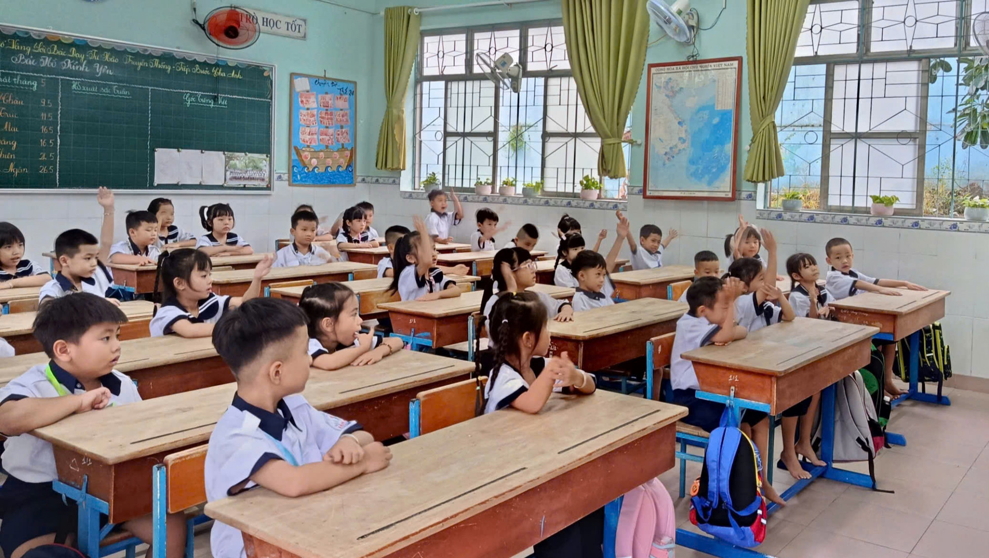 Trẻ vào lớp Một cần sự hỗ trợ của thầy cô, cha mẹ để quen với môi trường mới - Ảnh: 