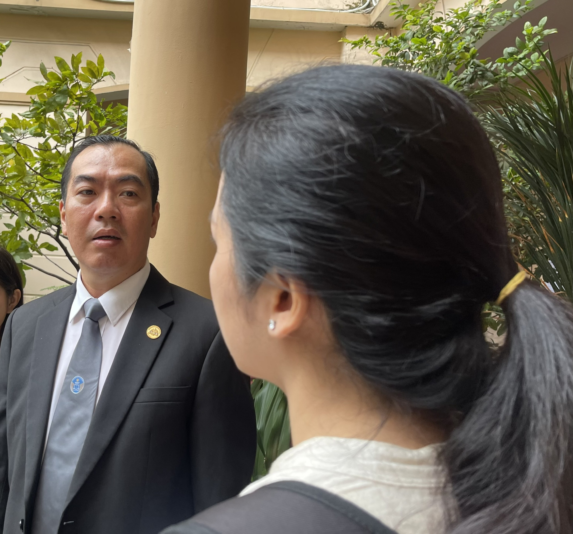 Luật sư Nguyễn Anh Tuấn tư vấn thủ tục pháp lý tiếp theo cho chị N.D.T. sau khi tòa đình chỉ vụ án - Ảnh: Diệu Hiền