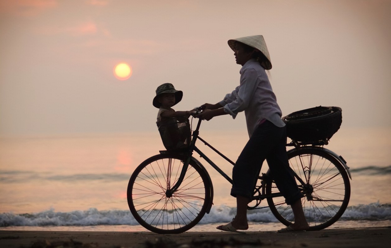 Ký ức về mẹ là dòng nước mát lành tưới mát cho tâm hồn đang mệt mỏi