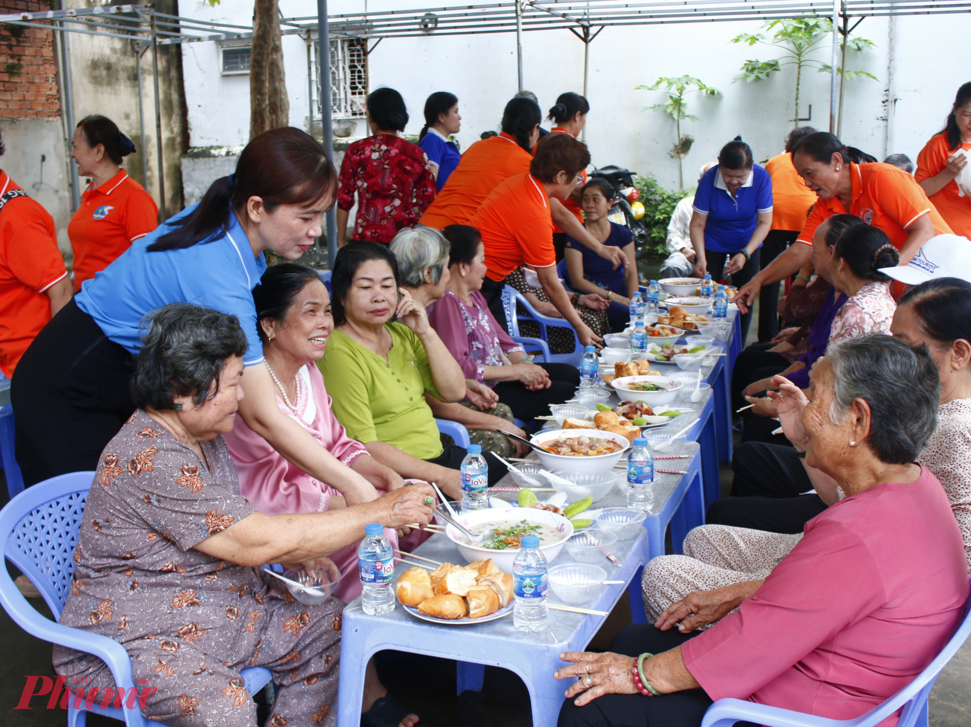 Bà Nguyễn Thị Kim Thanh – Chủ tịch Hội LHPN phường Tân Sơn – hỏi thăm các cô chú người cao tuổi