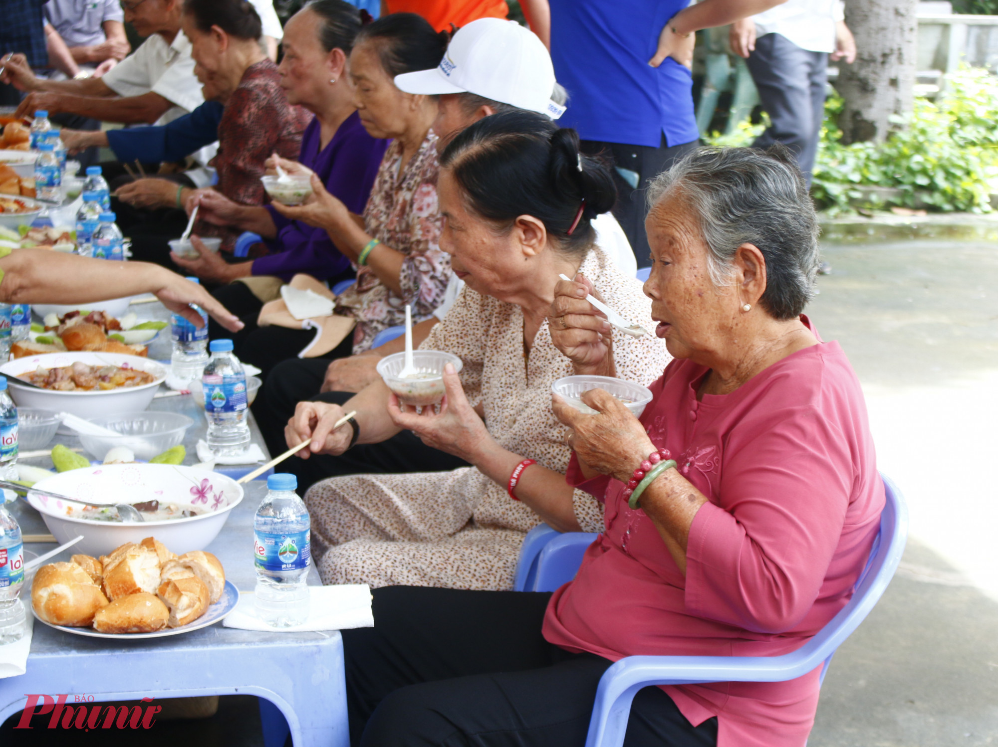 bà Nguyễn Thị Bịch (80 tuổi, khu phố 16) 