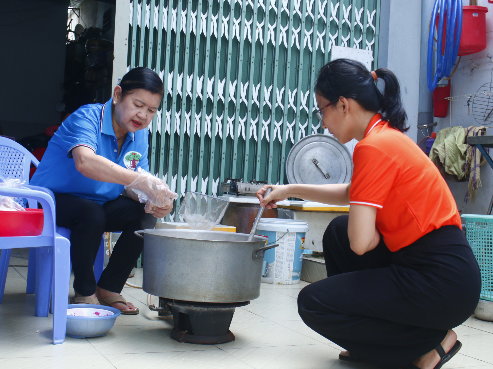 Bà Đặng Thị Hồng Lan – Hội viên phụ nữ khu phố 15 từ sáng sớm đã đi chợ, chuẩn bị nguyên liệu và tự tay nấu nồi cháo thịt bằm thật to tại nhà riêng 