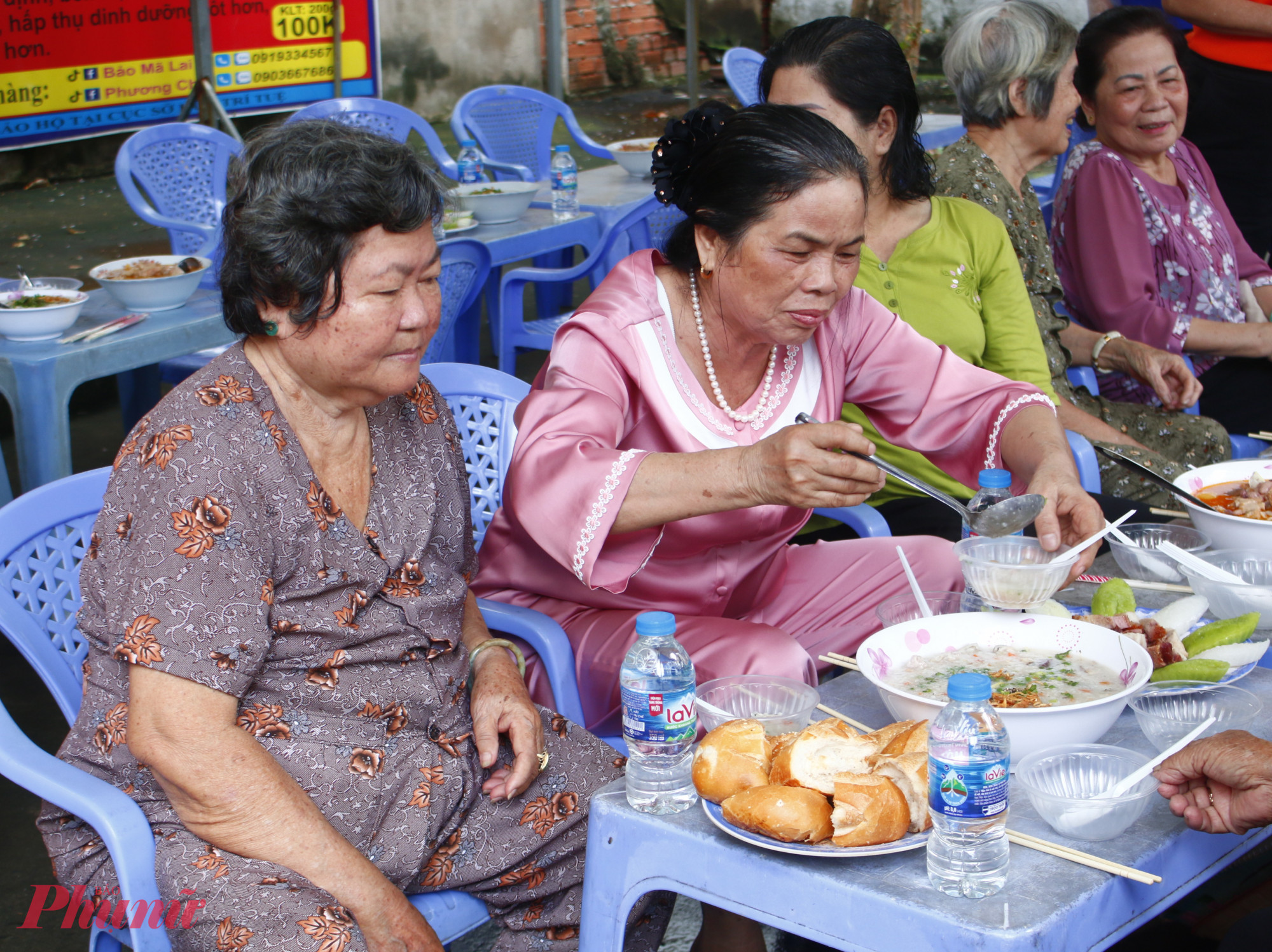 Những món ăn dân dã như bánh bò heo quay, cháo thịt bằm, lagu… được các chị cán bộ, hội viên phụ nữ dồn tâm huyết nấu nướng, mang đến hương vị ấm áp, gần gũi