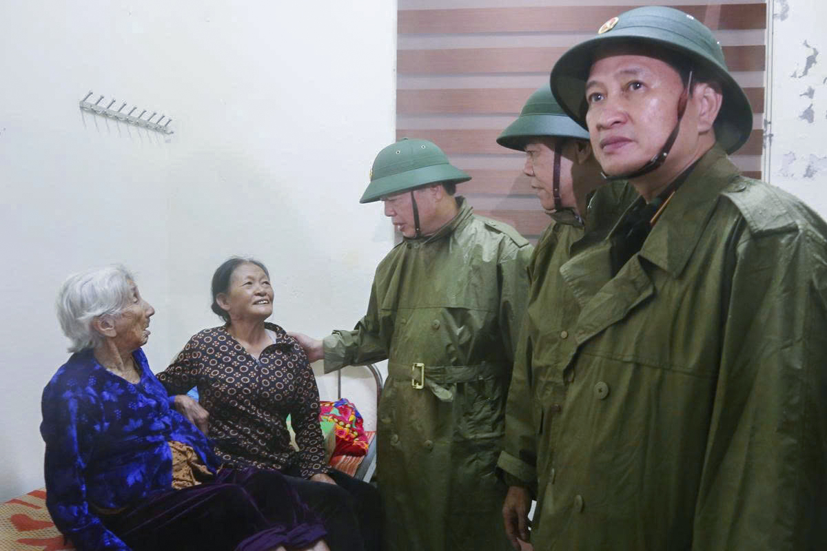 Phó thủ tướng Trần Hồng Hà cùng đoàn công tác thăm hỏi người dân ở khu tránh trú bão phường Sông Trí - Ảnh: Khánh Trung
