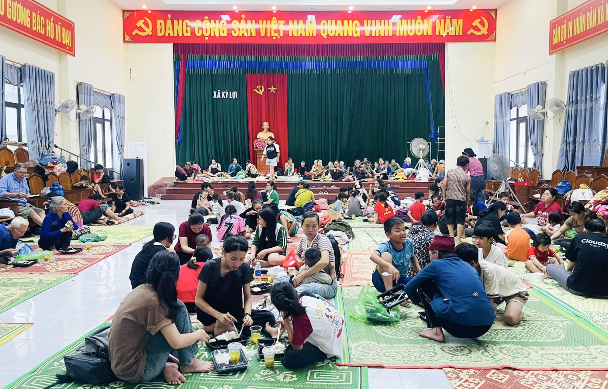 Hơn 1.000 người dân ở các vùng xung yếu phường Sông Trí được sơ tán đến các trụ sở - Ảnh: Khánh Trung
